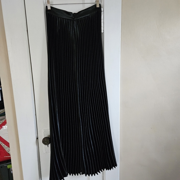 Elegant Black Pleated Skirt - Picture 8 of 9